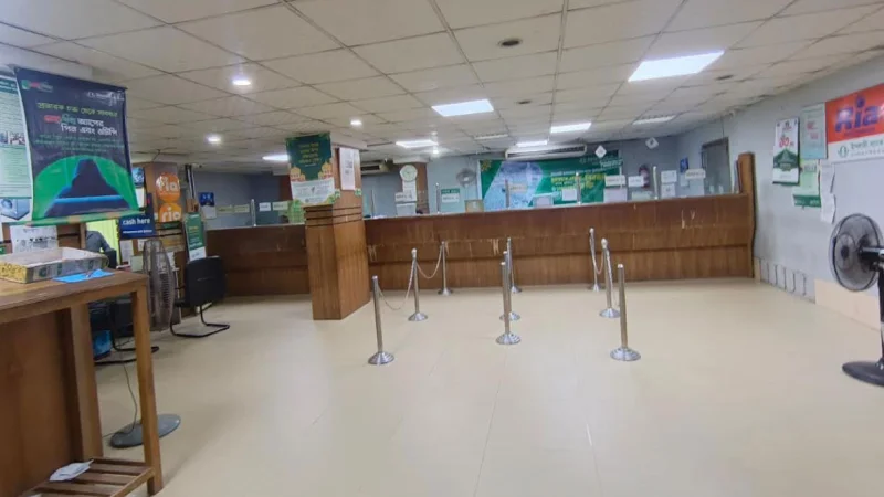 টানা পাঁচ দিন বন্ধ ব্যাংক ও শেয়ারবাজার, এটিএম বুথে চাপ বাড়ার শঙ্কা