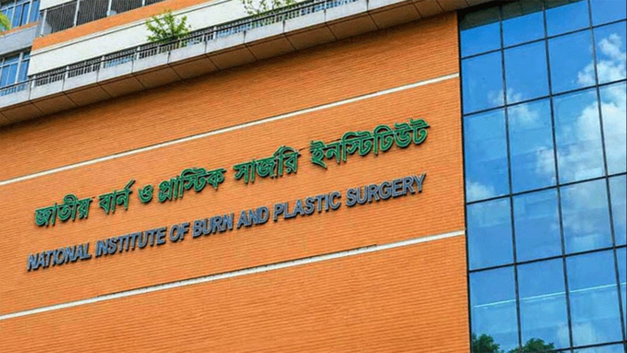 টঙ্গীতে গ্যাস লিকেজ থেকে ভয়াবহ বিস্ফোরণ, একই পরিবারের তিনজনের শরীর ঝলসে গেছে
