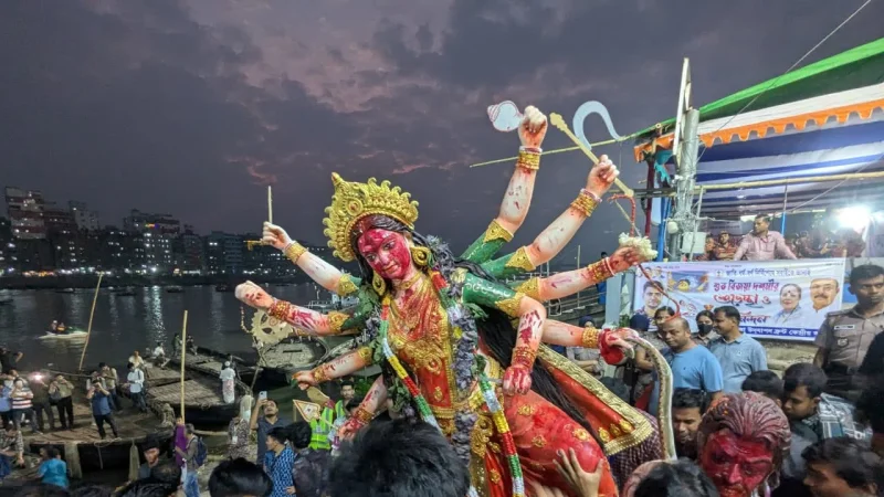 প্রতিমা বিসর্জনে দেবীকে বিদায়, সাঙ্গ হলো শারদীয় দুর্গোৎসব