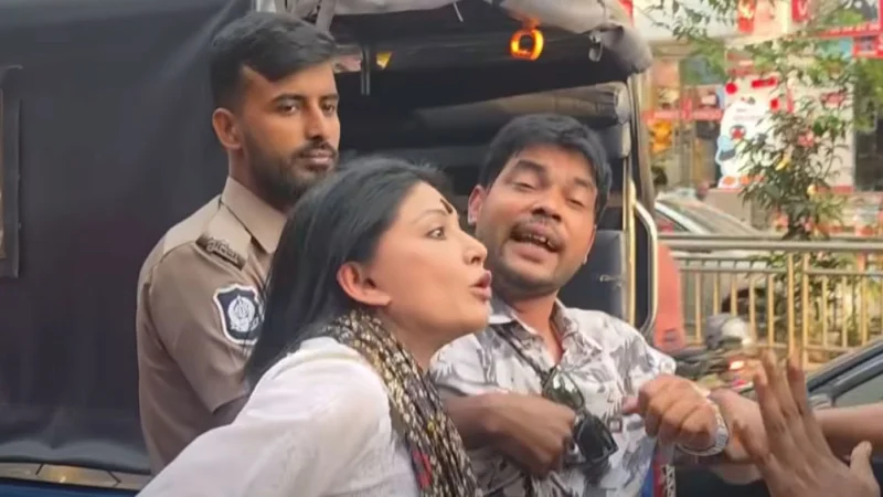 ধানমন্ডিতে সংস্কৃতিকর্মীদের মানববন্ধনে বাধা, ছাত্র ইউনিয়নের সাবেক নেতা আটক