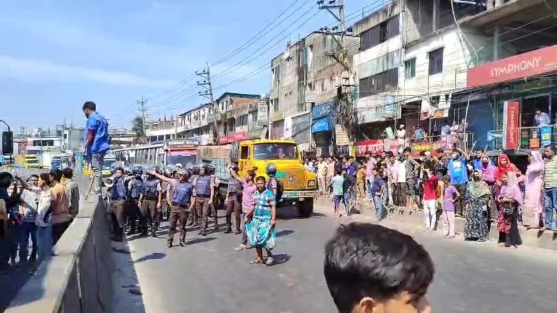 গাজীপুরে মহাসড়ক অবরোধ করে পোশাক শ্রমিকদের বিক্ষোভ, স্থবির যান চলাচল