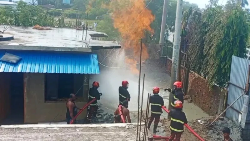 কক্সবাজারের ইনানীতে নলকূপ খুঁড়তে গিয়ে মাটি থেকে আগুন, নিয়ন্ত্রণে ফায়ার সার্ভিস