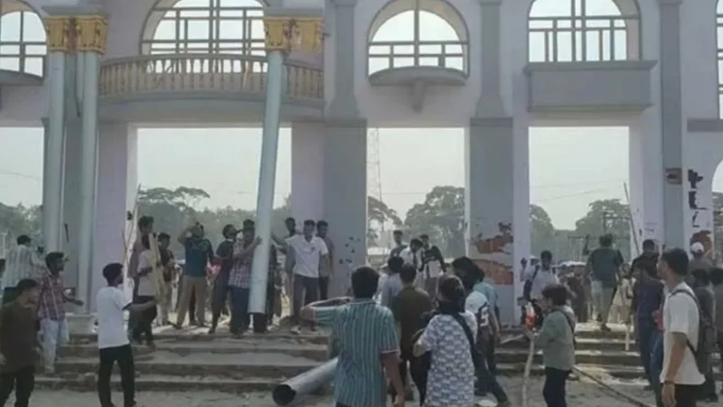 বাণিজ্য মেলার মাঠে সচিবালয় স্থানান্তরের ঘোষণা: শেকৃবি শিক্ষার্থীদের ভাঙচুর ও বিক্ষোভ