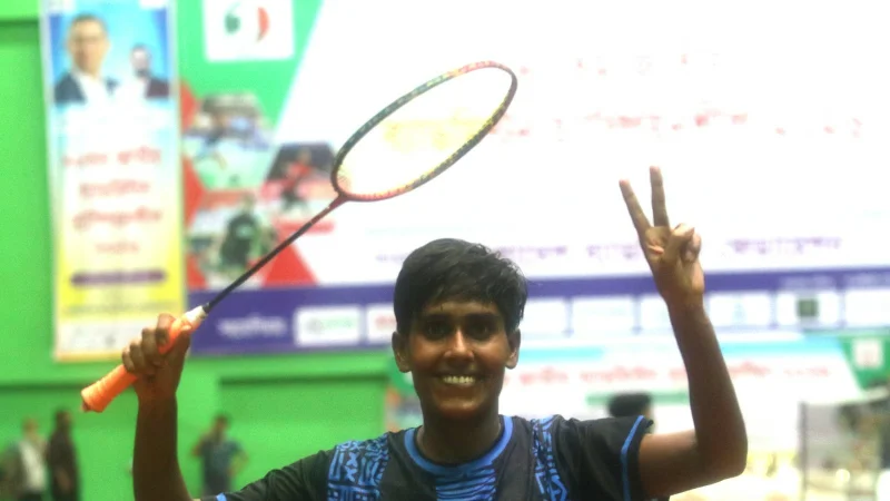 নদীর ধারের অভাবকে হারিয়ে জাতীয় ব্যাডমিন্টন চ্যাম্পিয়ন মংলাার লিকা পোদ্দার