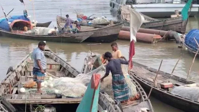 বরিশালে মা ইলিশ রক্ষায় অভিযানকালে নৌ-পুলিশের গুলিতে জেলে নিহত, আহত চার
