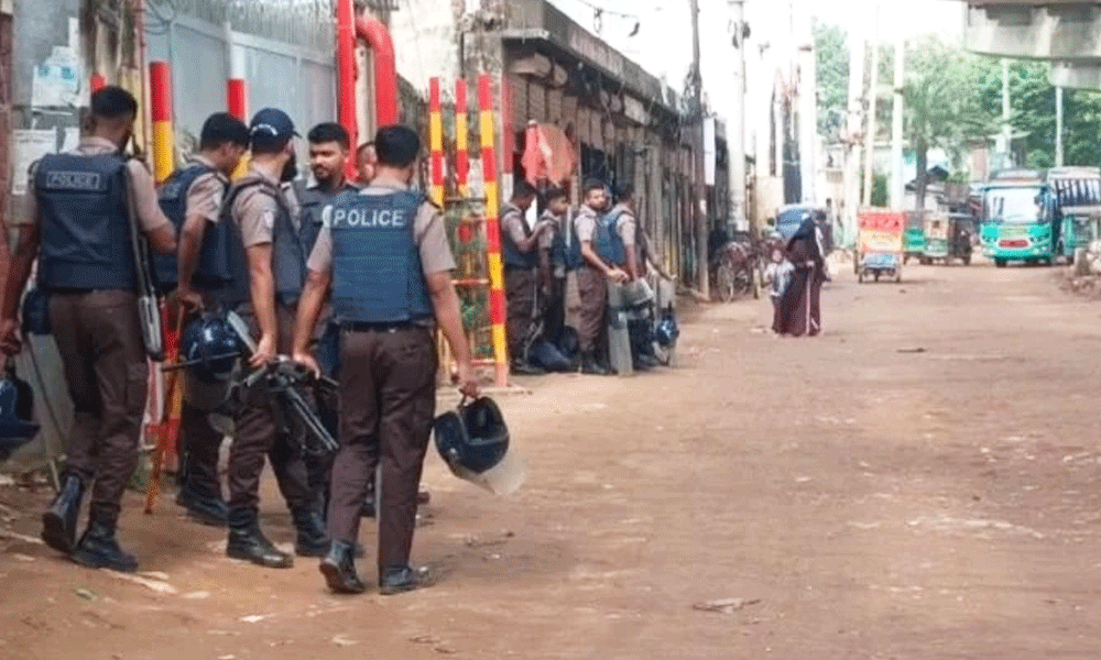 ন্যূনতম মজুরি ও ব্ল্যাকলিস্টিং বন্ধের দাবিতে বিক্ষোভ, আশুলিয়ায় ১৩ কারখানা ছুটি ঘোষণা
